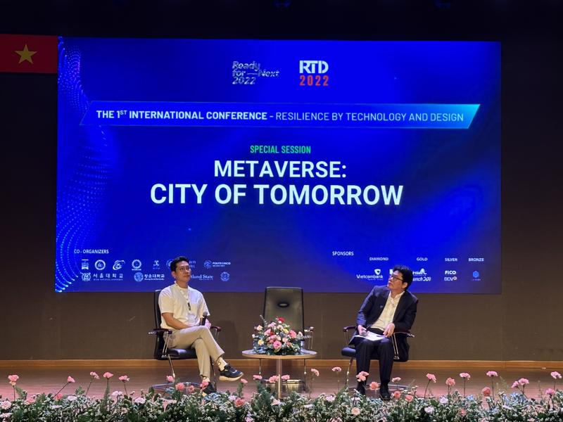 Các diễn giả tại thảo luận chủ đề “Metaverse - Thành phố của ngày mai (City of Tomorrow)” ở điểm Đại học Kinh tế TP. Hồ Chí Minh sáng 9/12.
