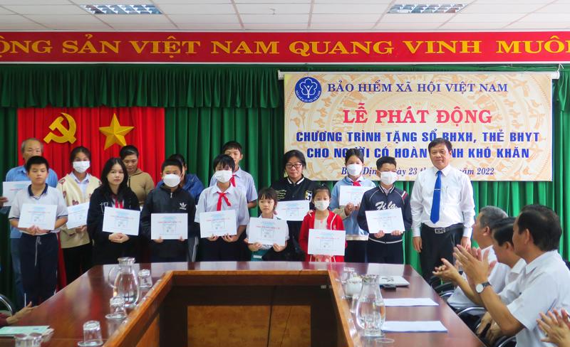 Tặng sổ bảo hiểm xã hội, thẻ bảo hiểm y tế tại Bình Định. Ảnh - Bảo hiểm xã hội tỉnh Bình Định.