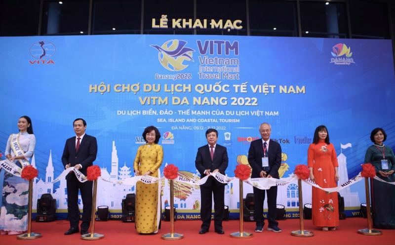Authorities from Da Nang and the Ministry of Culture and Tourism cut the ribbon to open VITM 2022. Photo: VnEconomy