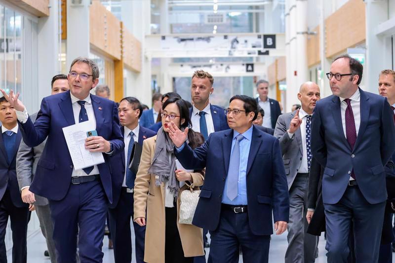 Prime Minister Pham Minh Chinh (front row, 2nd from right) in Brainport Eindhoven. Photo: VGP