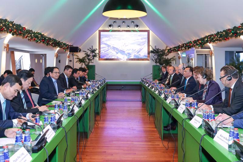 Prime Minister Pham Minh Chinh meets with leading Dutch enterprises in Amsterdam on December 11.