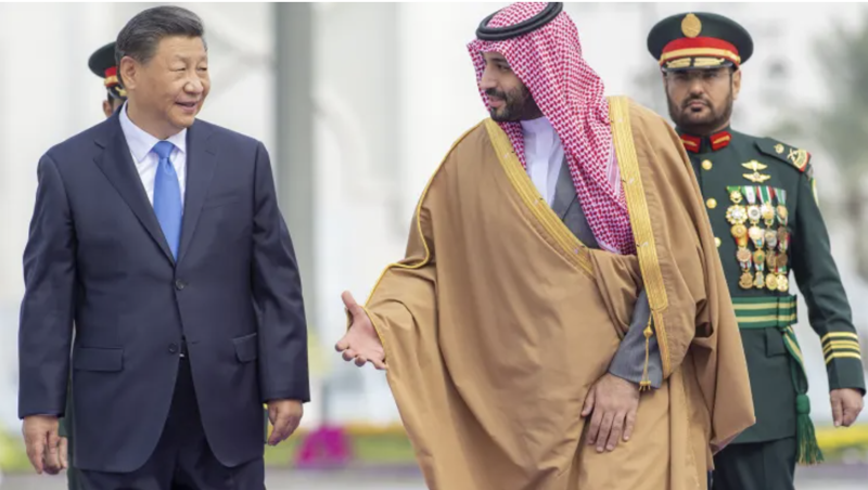 Chủ tịch Trung Quốc Tập Cận Bình (trái) và thái tử Saudi Arabia Mohammed bin Salman trong chuyến thăm Riyadh của nhà lãnh đạo Trung Quốc - Ảnh: Getty/CNBC.