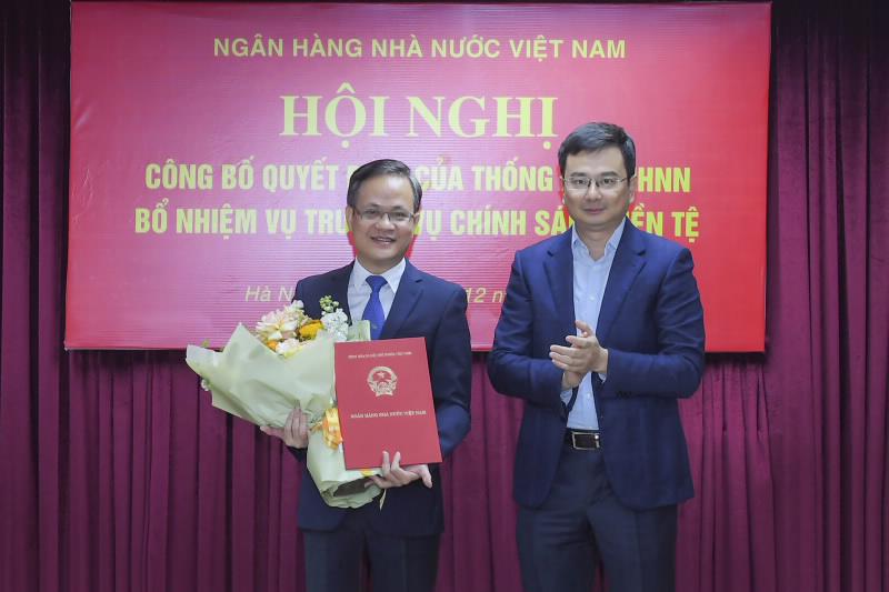 Phó Thống đốc Phạm Thanh Hà trao quyết định bổ nhiệm cho ông Phạm Chí Quang