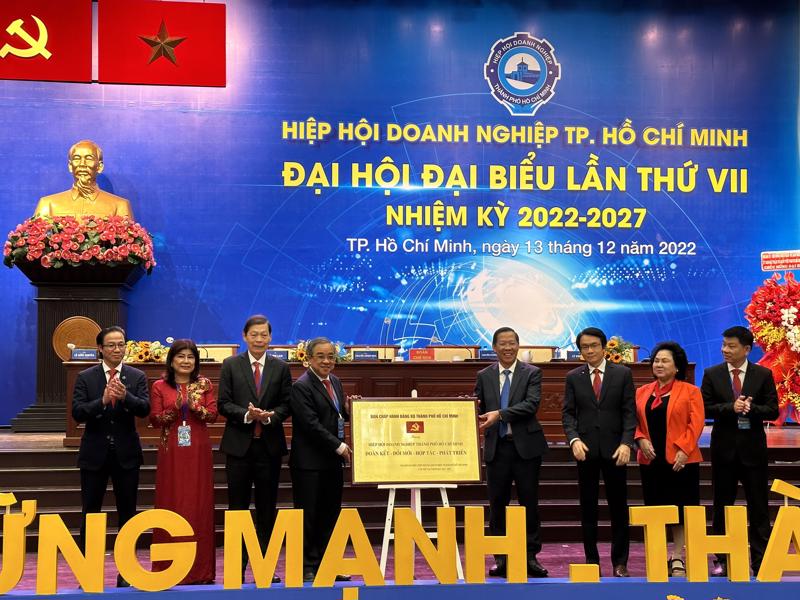 Ông Phan Văn Mãi thay mặt Đảng bộ chính quyền TP.HCM tặng Hiệp hội Doanh nghiệp TP.HCM "Đoàn kết - Đổi mới - Hợp tác - Phát triển".