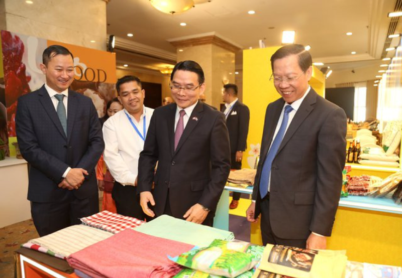 Chủ tịch UBND TPHCM Phan Văn Mãi cùng các đại biểu tham quan các gian hàng tại triển lãm trong khuôn khổ diễn đàn Thương mại và Đầu tư Việt Nam-Lào.