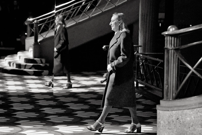 Bà Miuccia Prada lui về đồng hành cùng nhà thiết kế Raf Simons tại Prada. Ảnh: The Cut