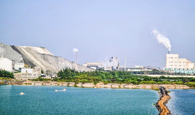 Núi chất thải tại khu công nghiệp Đình Vũ, Hải Phòng 