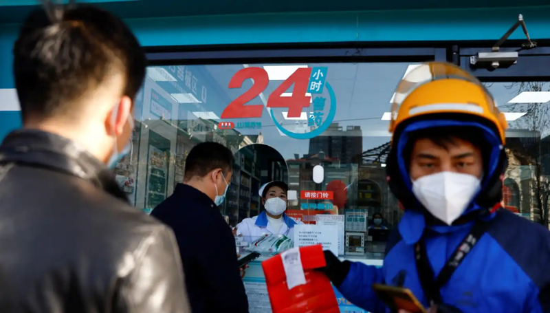 Người xếp hàng tại một hiệu thuốc ở Bắc Kinh - Ảnh: Reuters