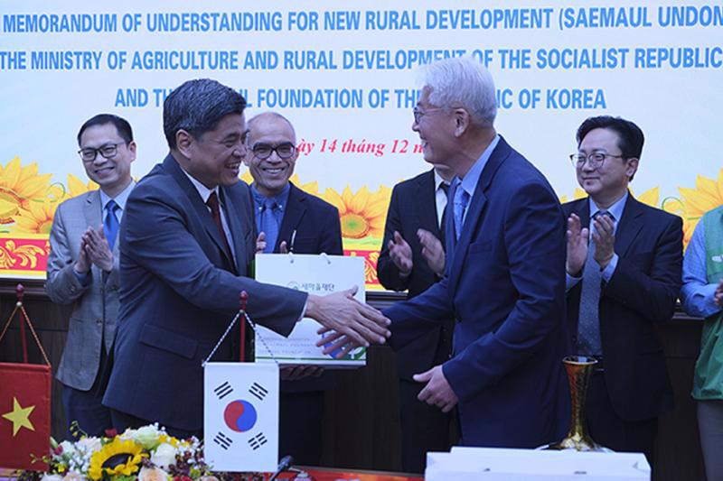 Deputy Minister of Agriculture and Rural Development Tran Thanh Nam (front row, left) and Vice President of the Saemaul Foundation Cho Sunghee (front row, right) sign the MoU on December 14. Photo: VnEconomy