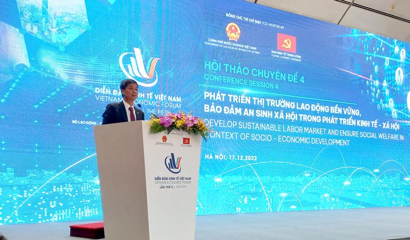 Ông Ngọ Duy Hiểu, Phó Chủ tịch Tổng Liên đoàn Lao động Việt Nam  tham luận tại hội thảo. Ảnh - N.Dương. 