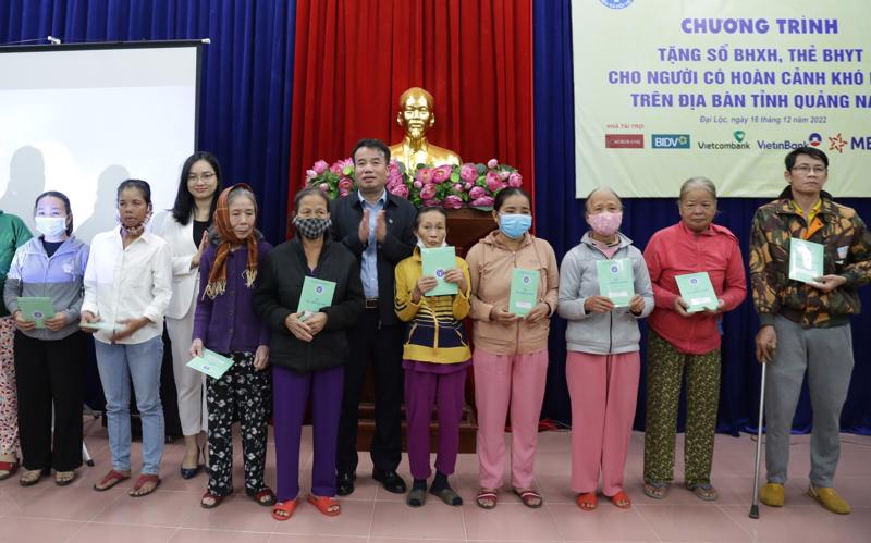 Người dân khó khăn được nhận sổ bảo hiểm xã hội, thẻ bảo hiểm y tế. Ảnh - Bảo hiểm xã hội Việt Nam. 