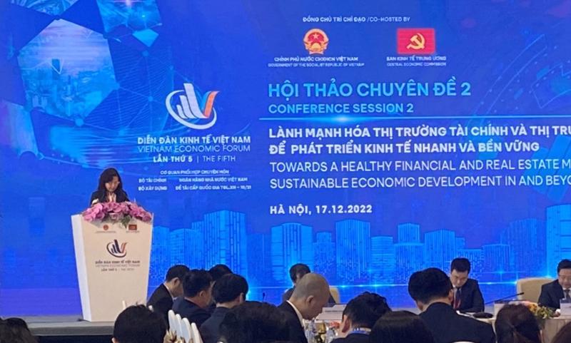 Bà Vũ Thị Chân Phương, Phó Chủ tịch Uỷ ban Chứng khoán Nhà nước trình bày tại hội thảo