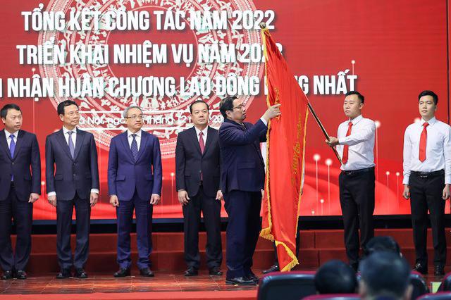 Prime Minister Pham Minh Chinh presents a first-class Labor Medal to the Ministry of Information and Communications. Photo: VnEconomy