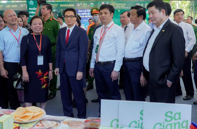 Phó Thủ tướng Vũ Đức Đam và các đại biểu tham quan gian hàng tại Mekong Startup 2022. 