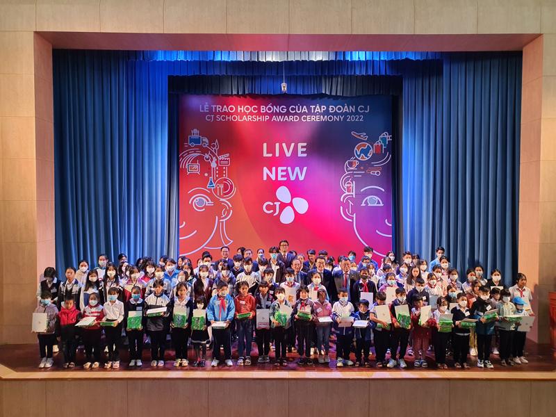 Lễ trao học bổng của Tập đoàn CJ dành cho các học sinh, sinh viên tại Lâm Đồng.