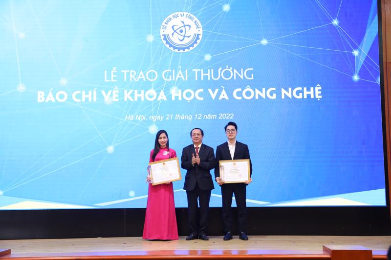 Bộ trưởng Bộ Khoa học và Công nghệ Huỳnh Thành Đạt trao Bằng khen cho các tác giả đạt giải.