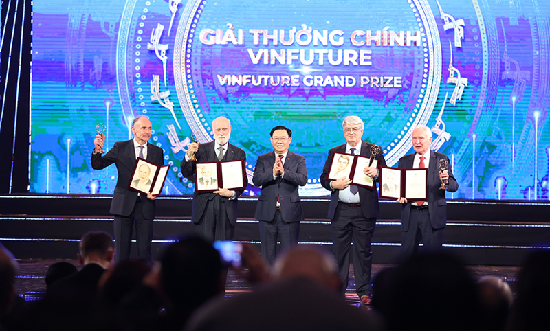 Chủ tịch Quốc hội Vương Đình Huệ trao giải cao nhất cho 4 tác giả đạt giải chính cao nhất với những phát minh đột phá về công nghệ mạng toàn cầu.