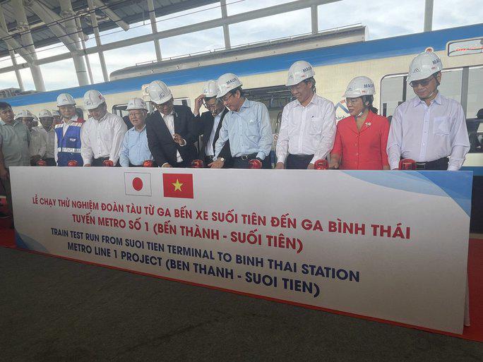 MAUR đã chính thức cho chạy thử nghiệm 9 km đoạn trên cao tuyến metro số 1 Bến Thành - Suối Tiên, từ ga Suối Tên đến ga Bình Thái.