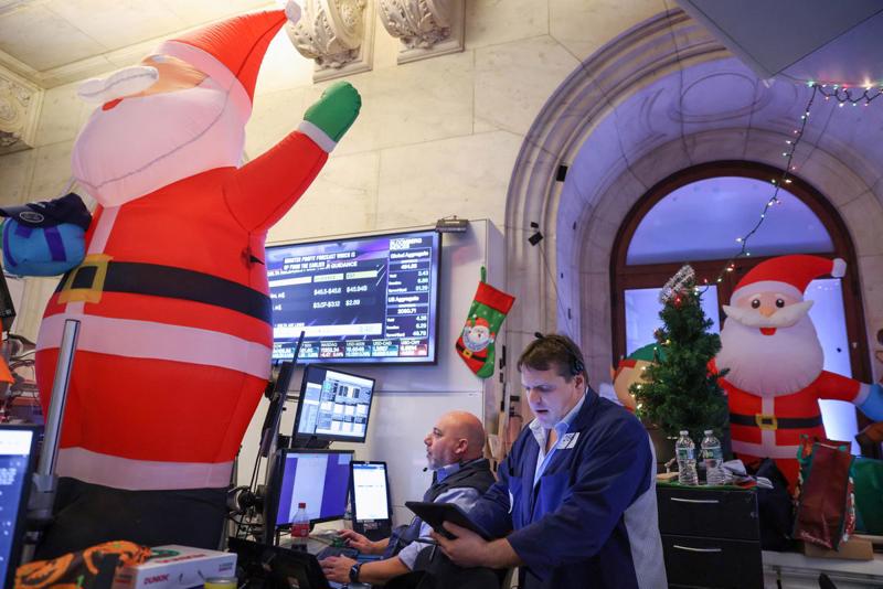 Các nhà giao dịch cổ phiếu trên sàn NYSE ở New York, Mỹ hôm 14/12/2022 - Ảnh: Reuters.