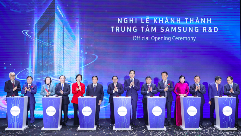 Prime Minister Pham Minh Chinh and representatives from the Samsung Group press the button to inaugurate Samsung’s R&D Center.