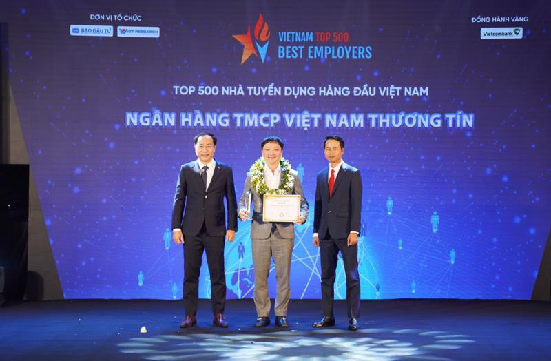 Deputy Director of Vietbank Nguyen Tien Sy receives the award at a ceremony on December 21. Photo: VnEconomy