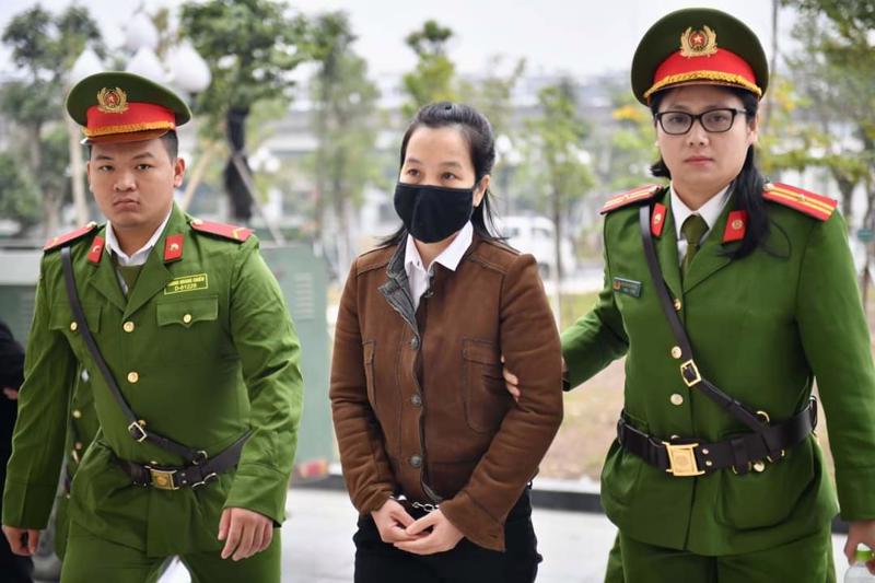 Nguyễn Hà Thành bị dẫn giải đến tòa án vào sáng 26/12.