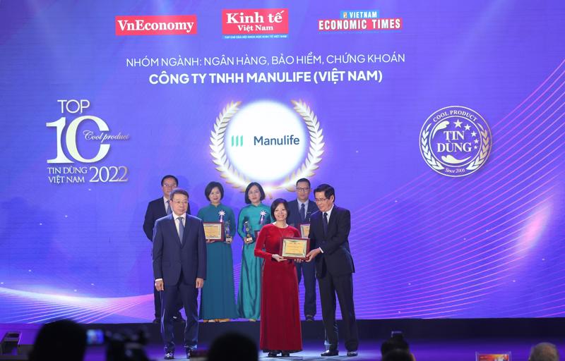 Đại diện Manulife Việt Nam nhận bằng khen và huy chương tại chương trình.