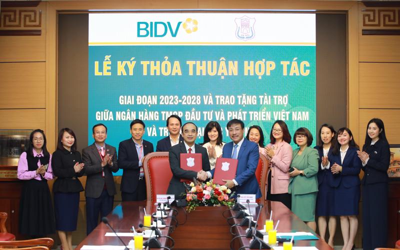 GS.TS.BS Nguyễn Hữu Tú (Hiệu trưởng Trường Đại học Y Hà Nội) và Ông Võ Hải Nam (Giám đốc BIDV Hà Thành) đại diện hai đơn vị ký kết Thỏa thuận hợp tác giai đoạn 2023-2028.