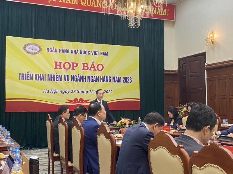 Phó Thống đốc Đào Minh Tú phát biểu tại buổi họp báo