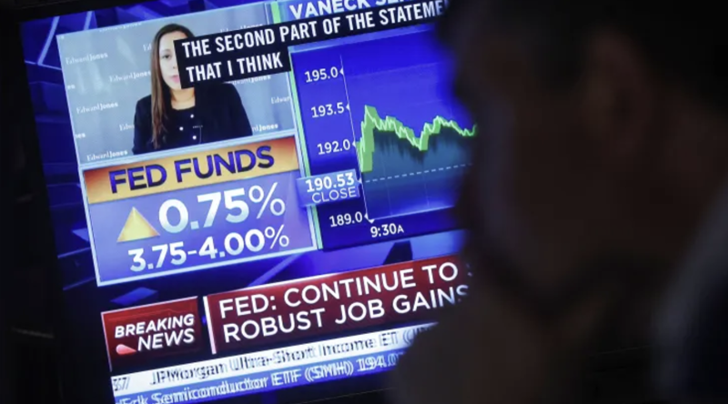 Màn hình đưa tin Fed nâng lãi suất hôm 2/11/2022 trên bàn làm việc của một nhà giao dịch trên sàn NYSE ở New York - Ảnh: Reuters.