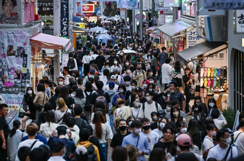 Phố Takeshita ở khu Harajuku nổi tiếng của Tokyo. Nhật Bản đã áp dụng lại yêu cầu xuất trình xét nghiệm Covid-19 âm tính với du khách Trung Quốc như một điều kiện nhập cảnh bắt buộc - Ảnh: AFP