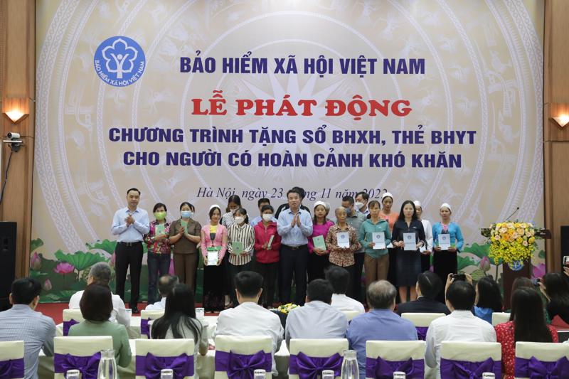 Trao tặng sổ bảo hiểm xã hội và thẻ bảo hiểm y tế cho người có hoàn cảnh khó khăn. Ảnh - Bảo hiểm xã hội Việt Nam.