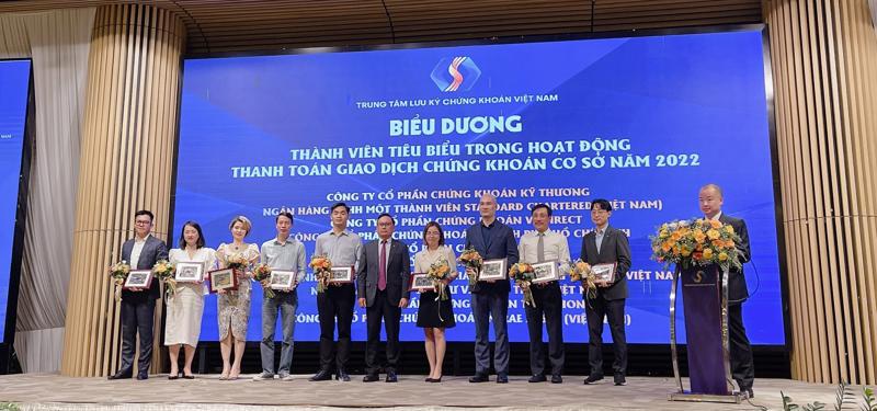 Representatives from Standard Chartered Vietnam receive the award.