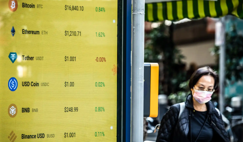 Giá các loại tiền ảo trên bảng giá ở Hồng Kông ngày 21/12 - Ảnh: Getty Images