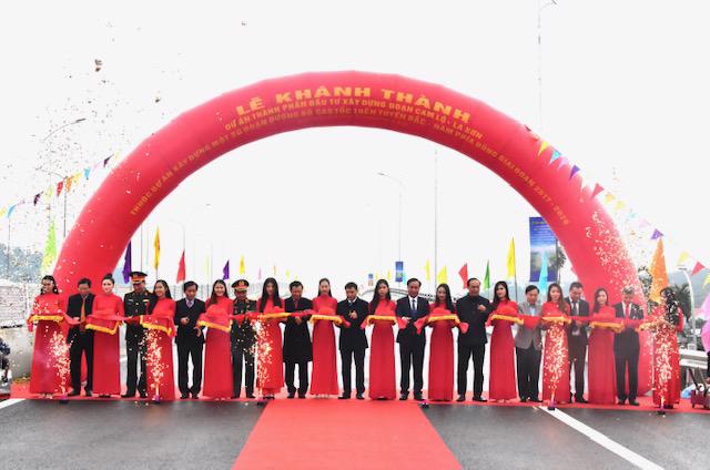 Lãnh đạo Bộ Giao thông Vận tải và tỉnh Thừa Thiên Huế cắt băng khánh thành Dự án thành phần cao tốc Cam Lộ - La Sơn