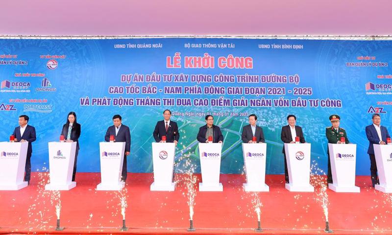 Prime Minister Pham Minh Chinh (center) presses the button to kick off construction of the projects. Photo: VGP