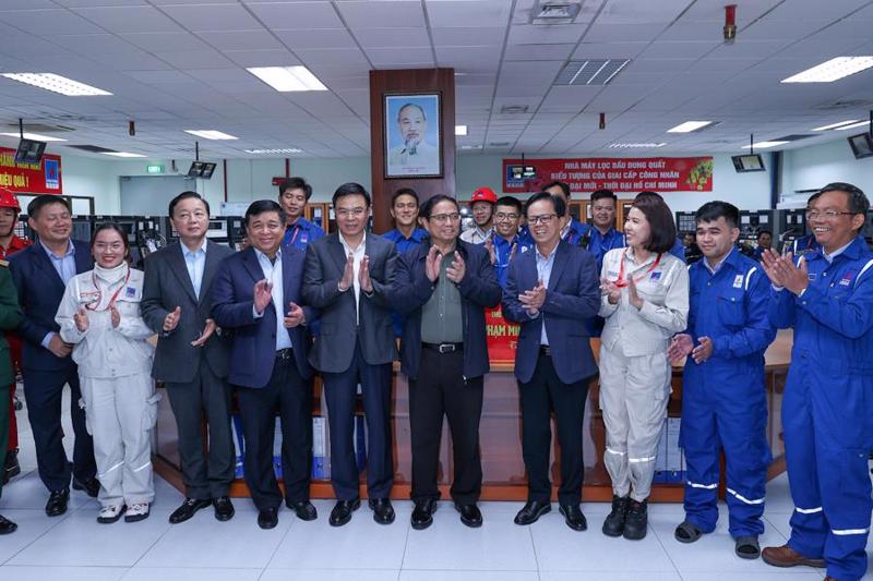 Prime Minister Pham Minh Chinh (front row, 5th from right) visits officials and workers at the Binh Son Refining and Petrochemical plant. Photo: VGP