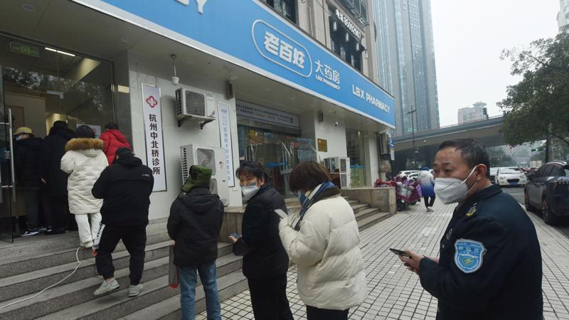 Người dân xếp hàng mua thuốc hạ sốt ở Hàng Châu, Triết Giang, Trung Quốc hôm 28/12/2922 - Ảnh: Getty/CNN.