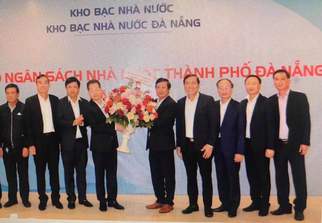 Da Nang leaders offer congratulations on the city’s achievements in State budget collections. Photo: VnEconomy