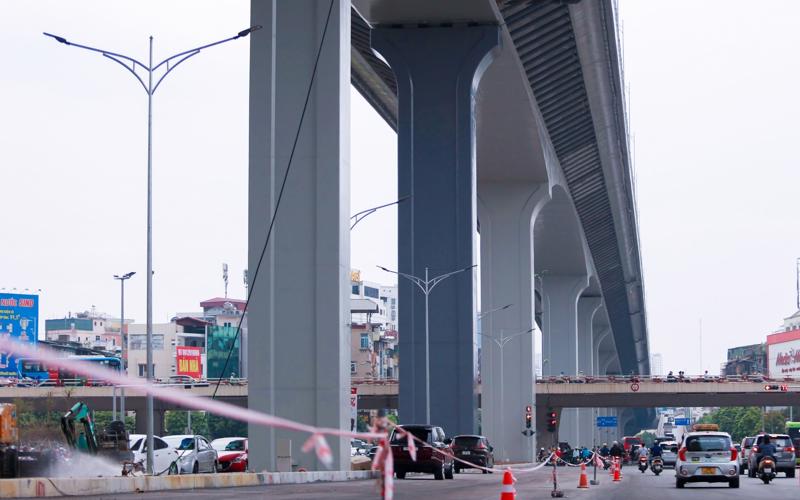 Công tác kiểm định, thử tải công trình và thẩm tra an toàn giao thông dự án đường Vành đai 2 đoạn từ cầu Vĩnh Tuy - Ngã Tư Sở đang gấp rút hoàn thành để đưa vào khai thác đầu năm 2023.