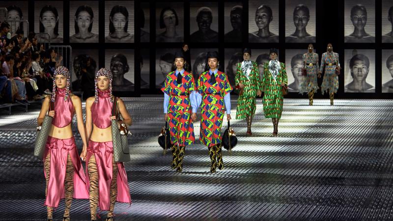 Màn tuần hành của những cặp sinh đôi tại show diễn Gucci Xuân - Hè 2023 thuộc khuôn khổ Tuần lễ thời trang Milan. Ảnh: The New York Times