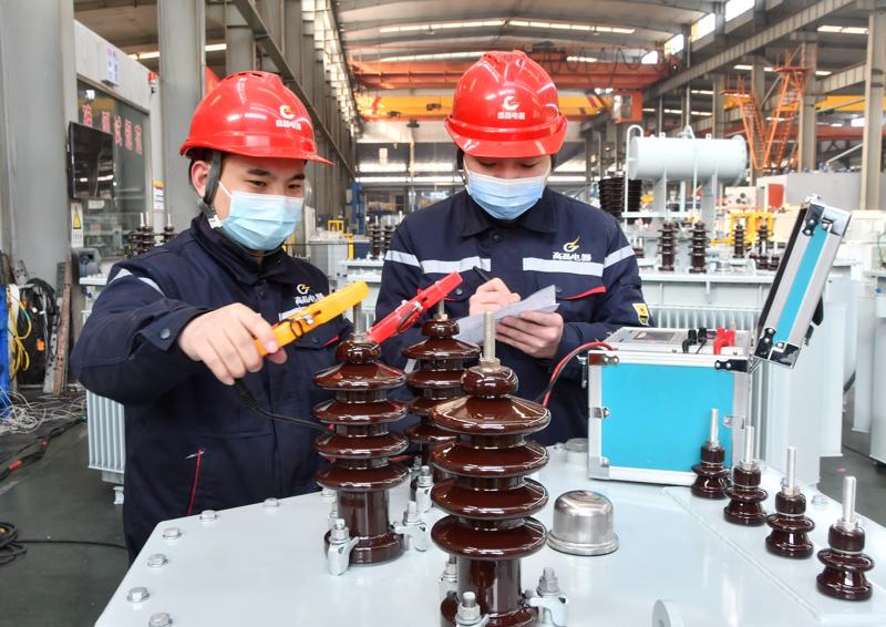 Công nhân kiểm tra máy biến áp tại nhà máy của Công ty TNHH Thiết bị điện Hebei Gaojing trong một khu công nghiệp ở Hàm Đan, tỉnh Hà Bắc, Trung Quốc, ngày 3 tháng 1 năm 2023 - Ảnh: Getty Images