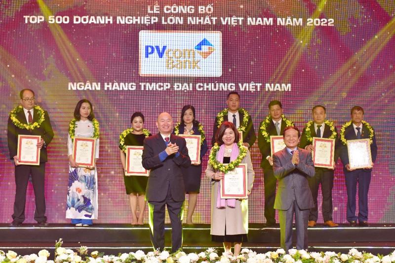 Bà Nguyễn Thị Nga, Giám đốc Ngân hàng số PVcomBank nhận chứng nhận Top 500 Doanh nghiệp lớn nhất Việt Nam năm 2022.