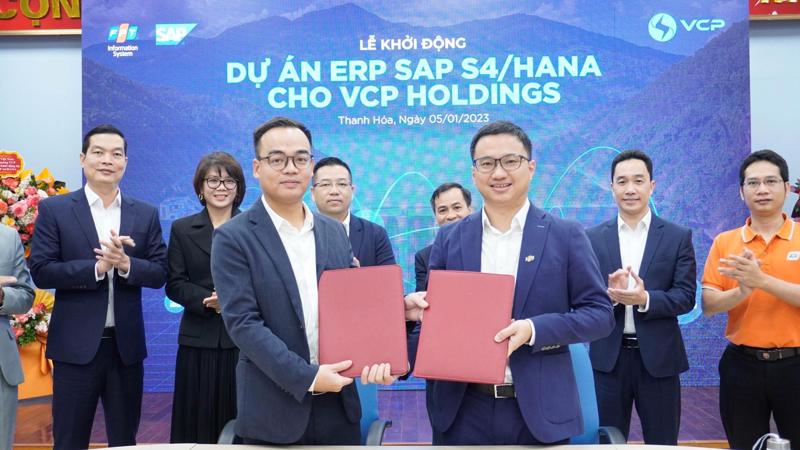 Đại diện VCP Holdings và FPT IS ký cam kết triển khai dự án.