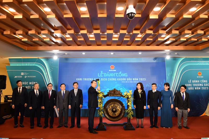 Leaders from the Ministry of Finance at the Hanoi Stock Exchange on January 3 to mark the first trading session of 2023. Photo: VnEconomy