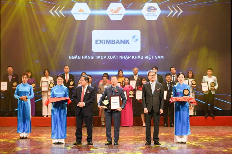 Đại diện Eximbank nhận cúp và chứng nhận Nhãn hiệu nổi tiếng - Nhãn hiệu cạnh tranh Việt Nam năm 2022.