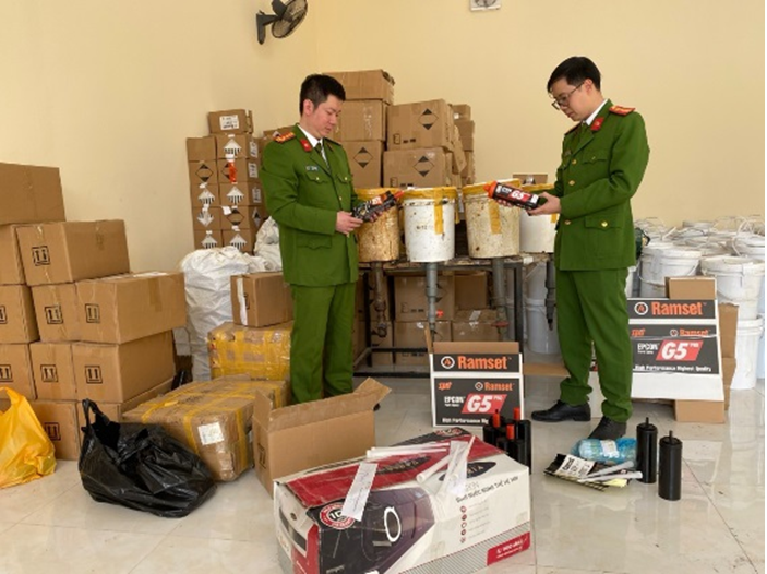 Phòng Cảnh sát kinh tế kiểm tra kho hàng của Lương Biên Cương. Ảnh: Công an TP Hà Nội.