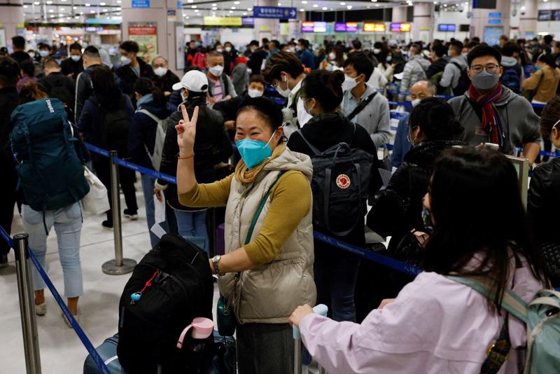 Hành khách nhập cảnh tại sân bay quốc tế Bắc Kinh hôm 8/1 - Ảnh: Reuteres.