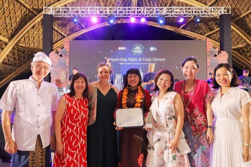 Ms. Luu Thi Thanh Mau (center), CEO of the Phuc Khang Corporation, with leaders from the WorldGBC at the awards ceremony.