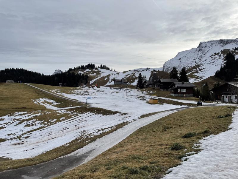 Những khu nghỉ dưỡng trượt tuyết tại châu Âu đã phải đóng vửa vì không có tuyết. Ảnh: CNN
